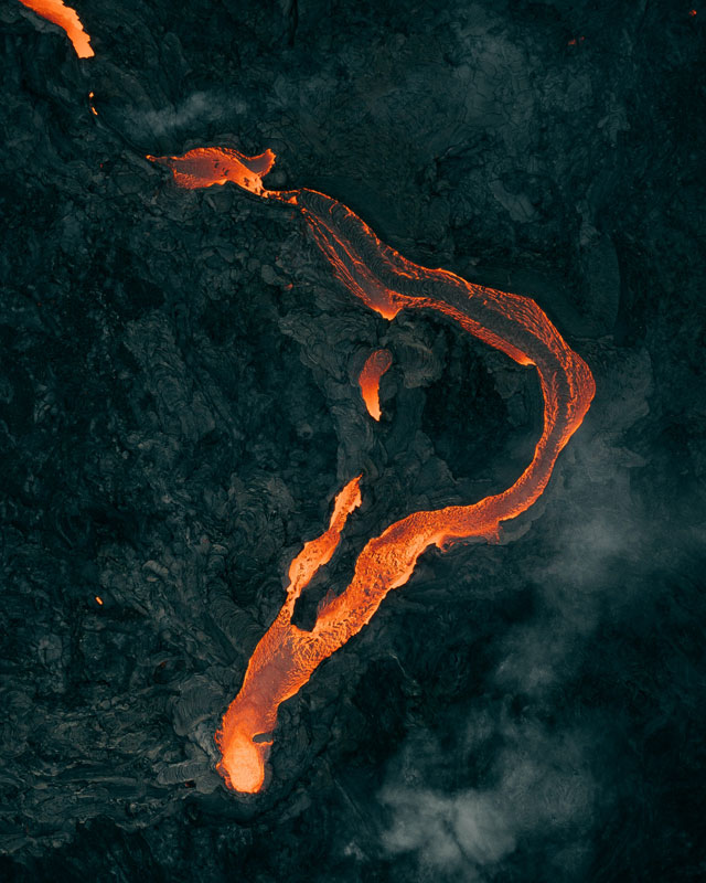 foto satellitare di un'eruizione vulcanica